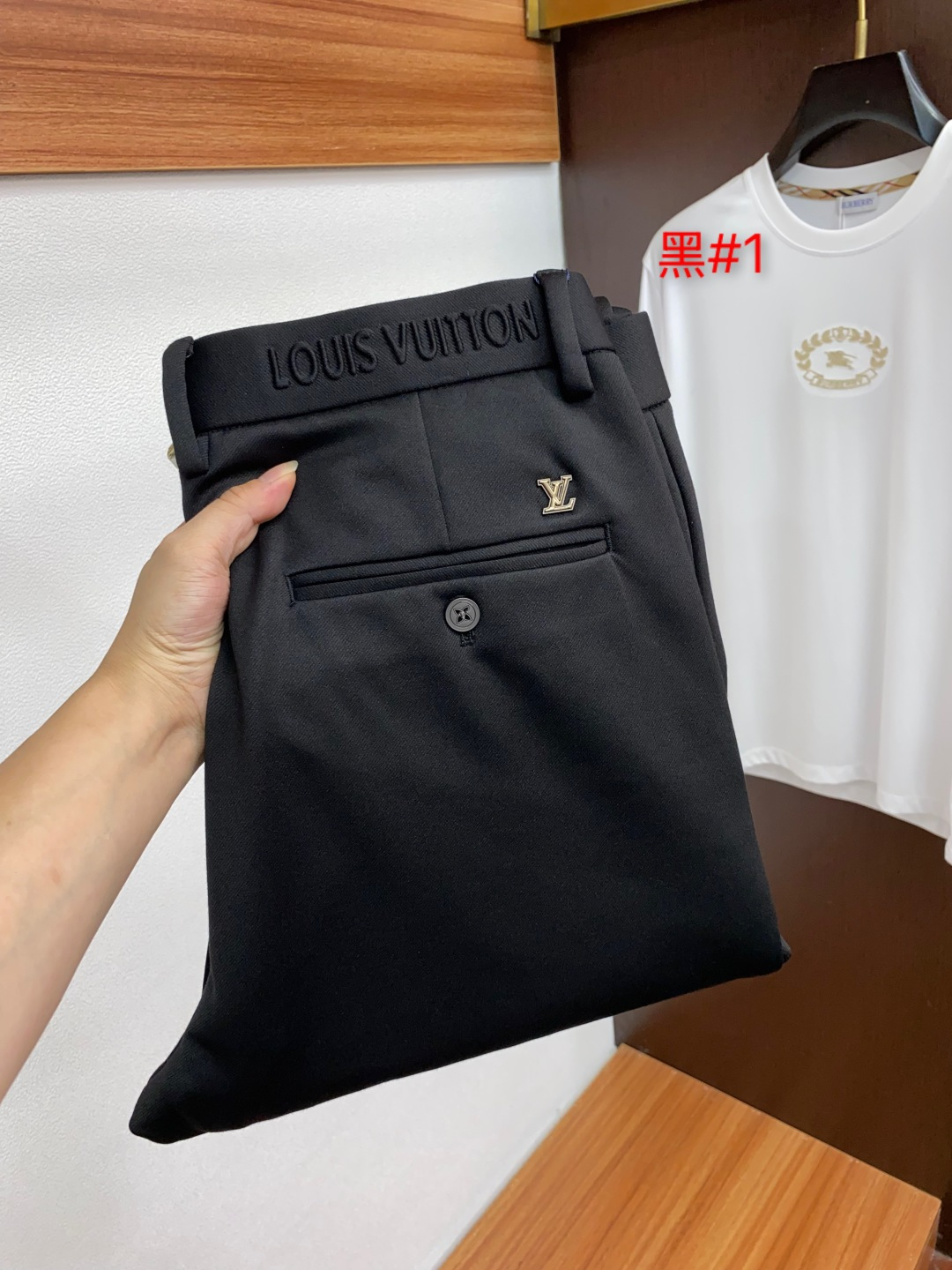 The 1V Louis Vuitton 2025SS early autumn new item is a must-have type for men's suits and casual pants every season. It is an unquestionable hot selling flagship item that matches the best color combinations of the four seasons. The overall style continues the tone of SLP, incorporating various craftsmanship aesthetics throughout the body. The washed and aged look is natural, creating an unrestrained and personalized style! In terms of details, it is extremely outstanding and meticulously crafted. The entire body is made of customer supplied metal chains, which effectively demonstrates the brand identity! The heavyweight denim fabric imported from Japan has excellent washing and is impeccable! Perfect silhouette and cuttingSize 29/30/31/32/33/34/35/36/38/40/
