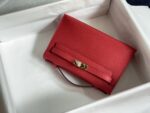 stock✨现货 国旗红
kelly pochette  一代 epsom皮 22cm 金银扣现货
一代的容量比二代大很多 满足日常使用 非常实用 百搭 加条猪鼻子链条当斜挎💕💕 - Image 4