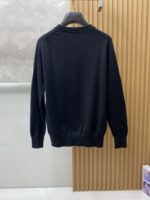 The latest round neck sweater for autumn and winter on the official website of Mengkou 2025 is currently on sale at the counter! Specially supplied wool blended fabric Comfortable to feel It can directly touch the skin, with exquisite embroidered logos and badges that are extremely eye-catching! Details highlight the fashionable charm of big brands Exquisite craftsmanship Stereoscopic cutting style The wearing effect is unbeatable and handsome! All three standards are complete! Size: M-3XL - Image 8