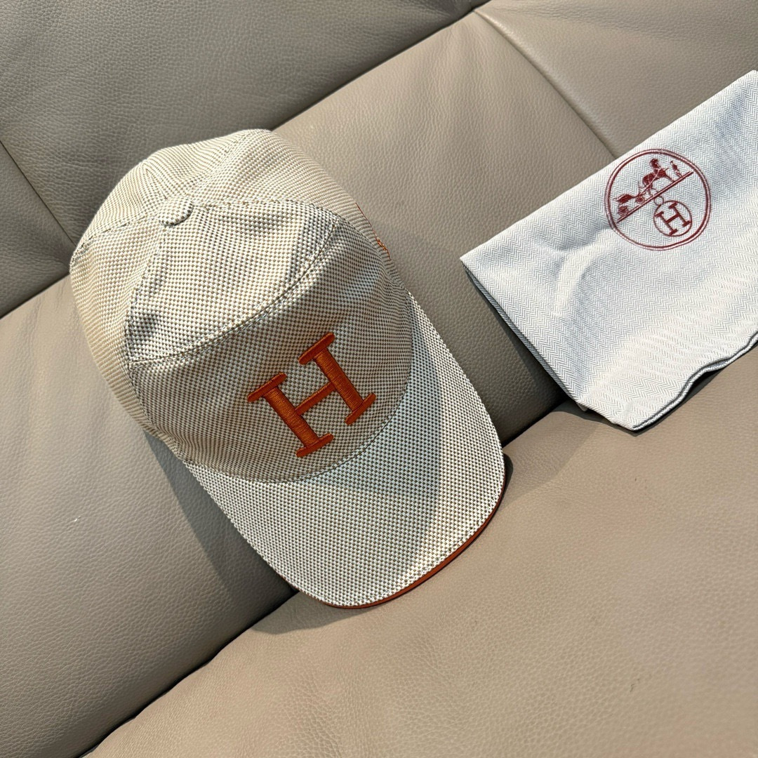 配盒子布袋，HERMÈS (爱马仕)原单棒球帽，经典H，正品开模订制，原版透气帆布面料+头层牛皮，原厂精钢调节扣，做工细致，时尚帅气质量超赞！