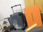 GF4343FB
全新 Horizon 拉杆箱以个性创意革新路易威登的传奇经典，为标志性 Monogram 帆布点缀旅行贴饰，追溯品牌传统行李箱的设计风尚。皮革边角保护和超大外置拉杆丰富智慧细节，打造优雅且实用的旅行伴侣。
详细特征

（长×宽×高）
·Monogram 帆布
.牛皮饰边
.织物内衬
.银色金属件
.拉链开合，配有挂锁
.路易威登标识
.内层平整
.弹性饰带
.口袋分层
.皮革边角
.大号外置拉杆
.4 个紧凑型滑轮
.机舱行李尺寸