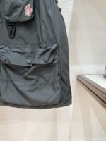 特级羽绒⬆️Moncler Grenoble Tongass羽绒户外马甲.高端黑标系列.原厂替换面料.特级鹅颈绒填充.

🎁出厂标配全套柜台礼盒包装.升级原版磁吸礼盒.

Tongass羽绒马甲提供保护而不显厚重，专为温和天气时进行户外活动而设计。

Tongass羽绒马甲是轻盈性能外套的研究成果。功能性面料紧致耐久，同时不增加额外的重量。配有宽大的实用口袋和登山扣，可减少您的随身行李数量。
详情
•专为户外活动设计
•采用紧致面料制成
•聚酯纤维衬里
•填充羽绒
•按扣开合
•实用口袋设有按扣、拉链和魔术贴开合
•抽绳下摆
•正面登山扣
•反光细节
Size：1-5 奶白/浅棕色/黑色 
D00780 - Image 7