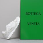 𝐁𝐨𝐭𝐭𝐞𝐠𝐚 𝐕𝐞𝐧𝐞𝐭𝐚 葆蝶家23/秋冬秀款BV运动鞋 王一博 同款 情侣款休闲鞋老爹鞋！Runner运动鞋！原版购入开发！ 采用原版轻质科技网布面料，原版一致！工艺复杂！搭配几何图案设计橡胶外底 王炸系列 高版本实际增高很多哦，还是一样显腿细 非常nice。耐玩耐造，对标对版套包鞋工艺 认准高版本 大底原版独家开模，选用拼色TPU大底，材质重量原版一致！ Size：女码35-39 男码39-44M