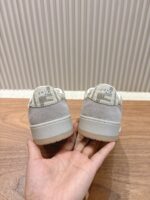 男码加10  Fendi芬迪板鞋首款大头运动鞋~~fendi match篮球运动鞋，最新元素注入加FF复古的设计，超经典百搭系列……
鞋面采用牛皮和牛猄拼接组合，侧面凸起的双F logo，内里采用毛巾布里，TPU发泡组合双色大底不一般的舒适！情侣款35-44 - Image 8