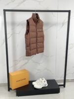 ⬆  ️ 🆕❤️ New Arrivals 🎬PRADA's new autumn/winter 25 down vest features a stand up gold classic style that is lightweight, fluffy, warm, and comfortable. It is a classic and versatile item that can be worn with high quality. Down is a must-have item in the wardrobe, with a high mix and match ratio, making it highly fashionable and full of modern vitality. Lightweight and warm upper body! A sophisticated sense of sophistication; High street style, versatile and fashionable! bllHigh specification filling with 90% duck down, 10% feathers, and a triangular logo badge on the chest! A simple yet personalized item with a well fitted design, which is both basic and easy to wear, perfectly embodies the feeling of leisure. Adhering to its consistent lightweight characteristics, the fabric is relatively stiff and has a particularly high density. Of course, in autumn and winter, its windproof effect is also very good. The cowhide fabric has a good anti drilling effect, and when combined with such cowhide fabric, the upper body will be more comfortable. The small details can also reflect the thoughtful design. All accessories are supplied by customers, and the thread pressing process is processed smoothly and smoothly, with exquisite and perfect workmanship!!Color: Black, Blue, Orange, Red, GreenSize: M L XL 2XL 3XL - Image 5