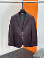 Zegna Jenia 25Fw Autumn/Winter New Collection! -ZEGN * A Men's Light Luxury Fashion Gentleman Wool Suit and Suit, choosing wool single silk is choosing a quality of life, making it a classic in your wardrobe, adding an elegant color to your life. A two button suit with urban fashion, casual and slim fit! 🍁🍁 Autumn is not just about fallen leaves, but also about new clothes. As the weather gradually cools down, a casual item is definitely your best choice. The whole suit is fresh and elegant, with a luxurious and trendy look for men. It exudes vitality while maintaining a graceful demeanor, with a handsome and stylish upper body that is easy to handle!Z suits are renowned for their exquisite craftsmanship and elegant styles. A high-end men's business mainline masterpiece, a suit selected by the elite of the men's clothing industry, and a highly practical casual single suit. A slim fit with a delicate flat collar and round pocket design. Continuing the contemporary style, the exquisite and beautiful Z family metal xxx series logo logo on the chest! Easy to disassemble, it also enhances the sense of design. The slim fit cutting and unique button design have become the visual focus. The channel suits are produced by an old factory, with first-class quality control, texture, and details. Give full dignity and honor.This suit is carefully crafted with high-quality 45% wool, 32% polyester fiber, 20% viscose fiber, and 3% spandex. Solid color wide and slim fit, twill fabric wool has a soft and comfortable feel, and the upper body is lightweight, stylish, and handsome! The fabric is soft, comfortable, and easy to wear, with strong wrinkle resistance. The better the quality of the suit, the more textured it is. The lining is made of satin and fabric, and the edging is exquisitely crafted. Its bone feel is reflected in the cutting of the pattern, which depends on the good cutting bed and professional suit factory.This is a slim fit version that leans towards a fashionable and casual style, making it suitable for formal occasions. Classic high-end gray, stylish and stylish, showcasing a passion and vitality for life.Color: Grey Angra RedSize: 48~58 (m~4xl) 178 135 pounds, wearing L slim fit, maximum wearing 190 pounds48: Chest circumference 100- Shoulder width 43- Sleeve length 60- Clothing length 6850: Chest circumference 104- Shoulder width 44- Sleeve length 61- Clothing length 6952: Chest circumference 108- Shoulder width 45- Sleeve length 62- Clothing length 7054: Chest circumference 112- Shoulder width 46- Sleeve length 63- Clothing length 7156: Chest circumference 116- Shoulder width 47- Sleeve length 64- Clothing length 7258: Chest circumference 120- Shoulder width 48- Sleeve length 65- Clothing length 73