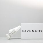 🌟  《顶级品质》
GⅣENCHY纪梵希魔术贴经典款 
专柜官网同步 市面最高版本 原版一比一复刻 四季潮鞋！纪凡希鞋子做工讲究 每一条走线都是按照原版样式 基本做到零瑕疵 媲美专柜 毫无压力 此款鞋即新潮又百搭！
▪️鞋面:进口摩术贴
▪️鞋面:进口头层牛皮
▪️垫脚:羊皮内里
▪️大底:原版TPU
▪️码数:女35一40 男39一44