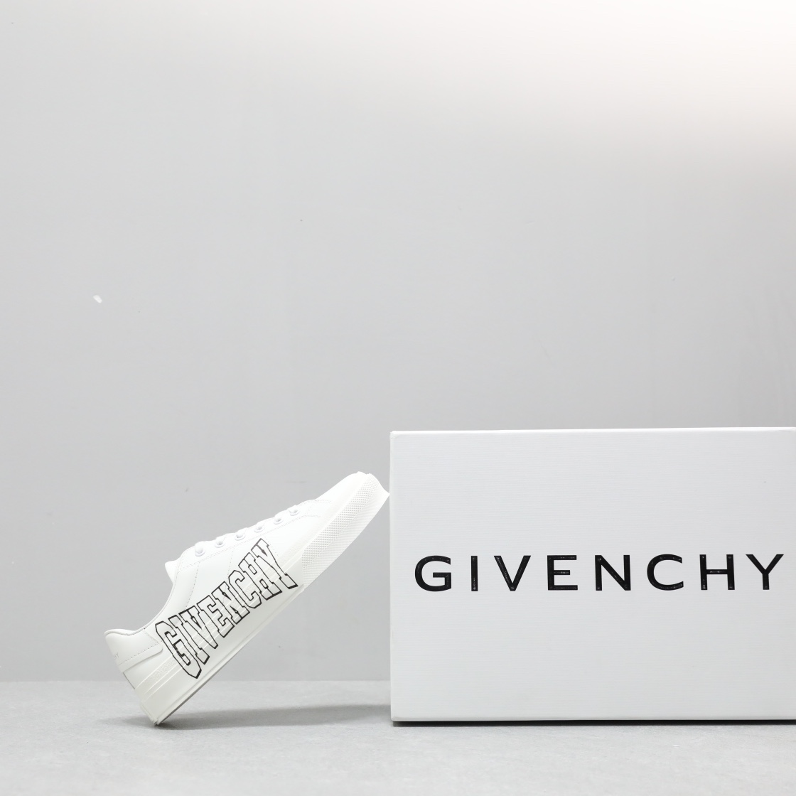 🌟  《顶级品质》
GⅣENCHY纪梵希魔术贴经典款 
专柜官网同步 市面最高版本 原版一比一复刻 四季潮鞋！纪凡希鞋子做工讲究 每一条走线都是按照原版样式 基本做到零瑕疵 媲美专柜 毫无压力 此款鞋即新潮又百搭！
▪️鞋面:进口摩术贴
▪️鞋面:进口头层牛皮
▪️垫脚:羊皮内里
▪️大底:原版TPU
▪️码数:女35一40 男39一44
