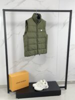 ⬆ 🆕❤️ New Arrivals 🎬PRADA's new autumn/winter 25 down vest features a stand up gold classic style that is lightweight, fluffy, warm, and comfortable. It is a classic and versatile item that can be worn with high quality. Down is a must-have item in the wardrobe, with a high mix and match ratio, making it highly fashionable and full of modern vitality. Lightweight and warm upper body! A sophisticated sense of sophistication; High street style, versatile and fashionable! bllHigh specification filling with 90% duck down, 10% feathers, and a triangular logo badge on the chest! A simple yet personalized item with a well fitted design, which is both basic and easy to wear, perfectly embodies the feeling of leisure. Adhering to its consistent lightweight characteristics, the fabric is relatively stiff and has a particularly high density. Of course, in autumn and winter, its windproof effect is also very good. The cowhide fabric has a good anti drilling effect, and when combined with such cowhide fabric, the upper body will be more comfortable. The small details can also reflect the thoughtful design. All accessories are supplied by customers, and the thread pressing process is processed smoothly and smoothly, with exquisite and perfect workmanship!!Color: Black, Blue, Orange, Red, GreenSize: M L XL 2XL 3XLBuy Now 👉 - Image 4