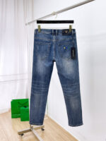 【Armani Jeans | Classic Denim, Embossed with Luxury DNA】 When streetwear meets haute couture, a pair of jeans can become a badge of status.
Deconstructing the language of denim with centuries-old craftsmanship, we infuse every inch of fabric with a modern attitude and luxurious details, making everyday wear a silent declaration of taste.
✨ A pair of jeans is an attitude, and even more so, a legacy.
It's not just a wardrobe essential, but also an interpretation of the brand's spirit—
"From suitcases to jeans, we have always defined the boundaries of luxury with the ultimate craftsmanship."
Sizes: 28-42 - Image 2