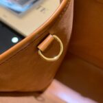 FÉŃĎI TOTE 托特包“阳光手提袋”
棕色皮革简单字母LOGO设计，琥珀色双手柄是整个包包最大焦点，单拧着就很有气场，也不勒手，整体复古感超强，非常适合喜欢复古风的时髦精，硬货力推💥 
2801
尺寸40x35x21cm#16060 - Image 7