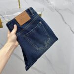 【Gucci Jeans | Classic Denim, Engraved with Luxury DNA】 When street style meets haute couture, a pair of jeans can become a badge of status.
Deconstructing the language of denim with centuries-old craftsmanship, we infuse every inch of fabric with a modern attitude and luxurious details, making everyday wear a silent declaration of taste.
✨ A pair of jeans is an attitude, and even more so, a legacy.
It's not just a wardrobe essential, but also an interpretation of the brand's spirit—
"From suitcases to jeans, we have always defined the boundaries of luxury with the ultimate craftsmanship."
Sizes: 28-42