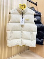 爆款羽绒服 2025新品 Moncler蒙口 新款羽绒马甲 秀场新品，品相非常完美，专柜高科技防水面料，内里90%白鹅绒填充，舒适保暖，色泽饱满诱人，非常出彩的设计，轻松将时髦感进阶，做工极为考究严谨，走线工整细致！大牌设计师巨作！上身不显臃肿、超级帅气！柜台码数: 1-5码