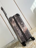 GF4343FB
独家实拍 星空拉杆箱】全新 Horizon 拉杆箱以个性创意革新路易威登的传奇经典，为标志性 Monogram 帆布点缀旅行贴饰，追溯品牌传统行李箱的设计风尚。皮革边角保护和超大外置拉杆丰富智慧细节，打造优雅且实用的旅行伴侣。详细特征35.0 x 23×53cm（长×宽×高）人工测量1-2cm误差 
【温馨提示❤️此款无包装/不支持退换】 - Image 3