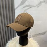 配防尘袋
👒罗意威👒LOEWE新款原版原标设计棒球帽🧢质感超好，外部线条定位标准，做工精细，简约大气低价走量！