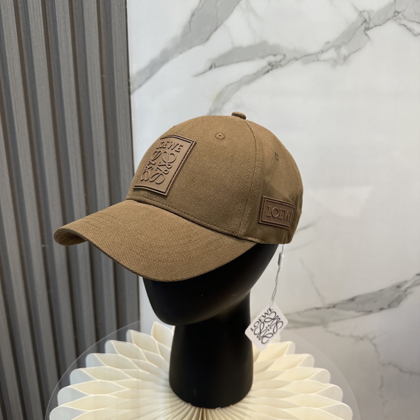 配防尘袋
👒罗意威👒LOEWE新款原版原标设计棒球帽🧢质感超好，外部线条定位标准，做工精细，简约大气低价走量！