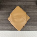 L⊚℮w℮新款🆕迷你🌟双色🌟亮面牛皮革Puzzle Fold 手袋从品牌经典手袋系列的几何线条汲取灵感🆕以富含几何建筑美感的镶片重新诠释,能完全折叠，可谓旅行良伴🖤品牌运用创意巧思打造柔软轻盈的手袋，搭配低调雅致的 LOEWE 品牌标志。此迷你版本双色版本采用亮面牛皮革打造、可肩背、斜背或手提 可拆卸可调整肩带 绒面革衬里L⊚℮w℮烫金。
size:16.5*9.5*20CM
型号：052322（配全套包装） - Image 8