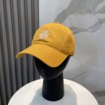 防尘袋
👒罗意威👒LOEWE新款原标设计棒球帽🧢质感超好，外部线条定位标准，做工精细，简约大气低价走量！