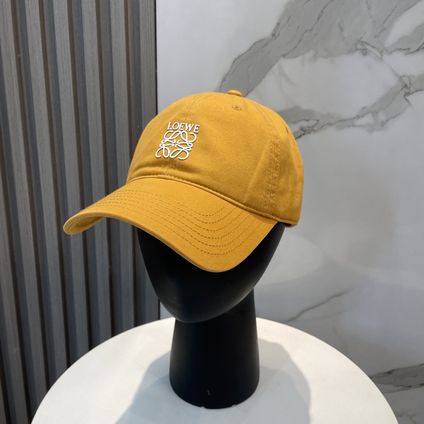 防尘袋
👒罗意威👒LOEWE新款原标设计棒球帽🧢质感超好，外部线条定位标准，做工精细，简约大气低价走量！