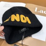 Fendi FENDI Knitted Hat 😘 😱 Simple and elegant 👍  The tight knitting method is very thick, soft and comfortable 🙈 Warm and stylish ❤️ can't bear to put it down 👍 Dear, hurry up and get it 👍😘 Same gender design! - Image 4