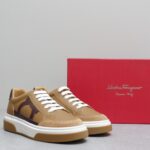 Ferragamo菲拉格慕 男新款休闲运动鞋 运动时尚魅力 经典搭配色 打造迷人个性化印花设计 高雅风格与休闲气韵交相辉映，张扬都市时髦风范。丰富色彩交织摩登韵味，简洁线条勾勒廓形包身，演绎休闲美学经典
-鞋面·🔝纳帕牛皮·品牌帆布·车缝品牌图腾
-内里·帆布，垫脚：顶级牛皮
-原版·TPR·橡胶发泡·双色成型大底
-Size 38-44 - Image 2