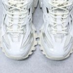 Balenciaga·巴黎世家 四代老爹鞋4.0 Track2 复古运动鞋 户外概念鞋
👍🏻高品质纯原版本，配原版全套大盒包装，从里到外一切百分百还原官方配置，碾压市面一切版！
⚠️全鞋由176块部件组成 ，整双鞋子从头到尾难度极高 。原鞋购入时在开版方面耗时一个多月，里里外外已攻破任何细节部位，保证与专柜原鞋一摸一样，满足天猫、代购、韩国订单需求 ！多层大底TPU+EVA+RB组合成，乳胶鞋垫 脚感无敌 无可挑剔！鞋面鞋底工艺比初代还更加高难度！
码数：35-45👣情侣款 - Image 7