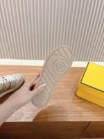 男码加10  Fendi芬迪板鞋首款大头运动鞋~~fendi match篮球运动鞋，最新元素注入加FF复古的设计，超经典百搭系列……
鞋面采用牛皮和牛猄拼接组合，侧面凸起的双F logo，内里采用毛巾布里，TPU发泡组合双色大底不一般的舒适！情侣款35-44 - Image 9