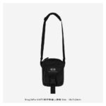 Balenciaga/巴黎世家 24Fw UNITY双环字母小挎包
原7900购入，第一时间拆解面料分析，采用日产品牌客定可再生短纤尼龙格纹面料，手感比普通尼龙面料更具有韧性，紧密度极高，万次开合实验，强效抗撕裂，经无氟DWR处理，可防泼水可容纳手机，钱包，卡片等物件，满足生活需求特定品牌YKK拉链拉头五金，拉链届的爱马仕，定制三分提花logo织带，独家开模插扣，激光刻印Logo，进口田岛机绣花，针线紧密饱满，完美还原，Spacermesh软垫背幅舒适而通风透气，轻量耐用，功能性多样，可日常搭配可户外
Size：18x7x24cm