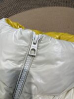 蒙口 moncler 🌟
大标马甲两色合拍图 Moner盟可睐 早秋新品 Lipsi男士羽绒马甲，演绎Moner经典设计，是换季衣橱的必需单品。采用轻盈的功能性lon laque面料制成，撞色衬里尽显活力。
款号：大标马甲

尺码：12345
颜色：米白 黑色 - Image 13