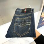 【Gucci Jeans | Classic Denim, Engraved with Luxury DNA】 When street style meets haute couture, a pair of jeans can become a badge of status.
Deconstructing the language of denim with centuries-old craftsmanship, we infuse every inch of fabric with a modern attitude and luxurious details, making everyday wear a silent declaration of taste.
✨ A pair of jeans is an attitude, and even more so, a legacy.
It's not just a wardrobe essential, but also an interpretation of the brand's spirit—
"From suitcases to jeans, we have always defined the boundaries of luxury with the ultimate craftsmanship."
Sizes: 28-42