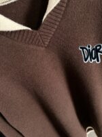 The latest winter sweaters on Dior 2025 official website, synchronized with popular items on sale at counters! Specially supplied wool blended fabric Comfortable to feel It can directly touch the skin, with exquisite embroidered logos and badges that are extremely eye-catching! Details highlight the fashionable charm of big brands Exquisite craftsmanship Stereoscopic cutting style The wearing effect is unbeatable and handsome! All three standards are complete! Size: M-3XL - Image 7