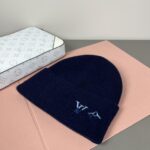 配防尘袋
路易威登LOUIS VUITTON🎩官方热卖爆款，羊毛针织毛线帽，时尚好品质高端大气，超柔软！超火爆💖质感很赞，出街超好搭配！时尚潮流！秋冬必备单品，快快入手哦！ - Image 3