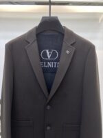 Valentino's new men's casual wool suit jacket for autumn 2025, made of high-end custom high-density suit fabric. The finished garment has been treated with silk gloss, making it super soft and comfortable, with an excellent texture. Fashionable and stylish upper body, meticulously crafted. The visual effect is super strong. Original tailoring at the counter, all original hardware accessories, and a unique trendy item in the wardrobe. Size: M-3XL 178 140kg L slim fit, maximum weight for wearing 190kg - Image 5