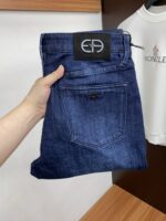 【Armani Jeans | Classic Denim, Embossed with Luxury DNA】 When streetwear meets haute couture, a pair of jeans can become a badge of status.
Deconstructing the language of denim with centuries-old craftsmanship, we infuse every inch of fabric with a modern attitude and luxurious details, making everyday wear a silent declaration of taste.
✨ A pair of jeans is an attitude, and even more so, a legacy.
It's not just a wardrobe essential, but also an interpretation of the brand's spirit—
"From suitcases to jeans, we have always defined the boundaries of luxury with the ultimate craftsmanship."
Sizes: 28-42