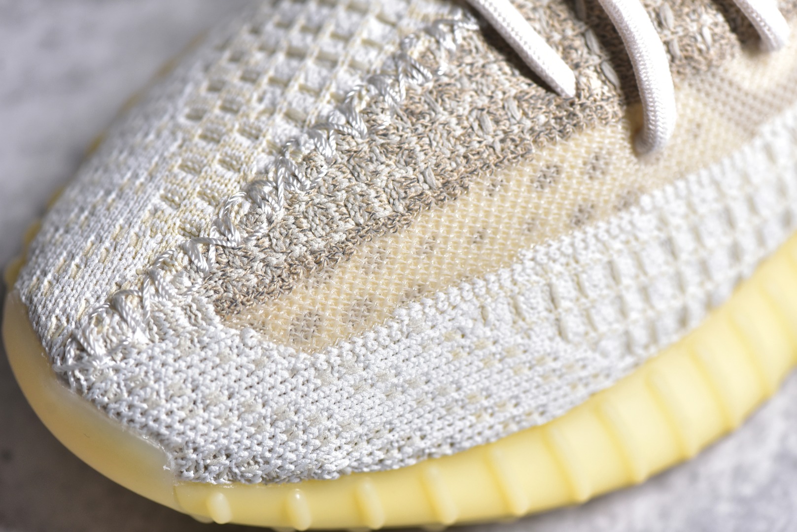 ▪️细节鉴定
满天星 新批次 Yeezy 350V2 原鞋开模完美打造