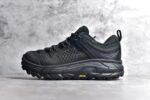 HOKA ONE ONE Tor Uitra Low 托亚潮流户外越野登山功能鞋 鞋款利用机能、户外、复古元素将都市型格与户外机能无缝结合 既能自由穿梭于城市的钢筋水泥之间 也能轻松演绎山系潮流搭配 全粒面皮革结合模压鞋口 提升持久耐穿度 直至鞋头的鞋带设计 舒适灵活的调节 搭配鞋头处HOKA ONE ONE飞翼纹饰 营造了个性十足的张扬气场 Tor Ultra 配备 Vibram® 鞋底与 EVA 和RMAT® 中底 给穿著者最佳的抓地力及舒适性 另外中底的金属摇杆可稳定脚部行程 当走过崎岖山路时依然让脚部得到平稳的感觉 而整对鞋以皮革和耐用尼龙布材打造 与坚固的鞋底相结合，可以牢固地支撑脚部和脚踝 另外外层搭载的Event技术 保持鞋履防水以及鞋内透气作用 
尺码：36 36.5 37.5 38 38.5 39 40 40.5 41 42 42.5 43 44 45 46
