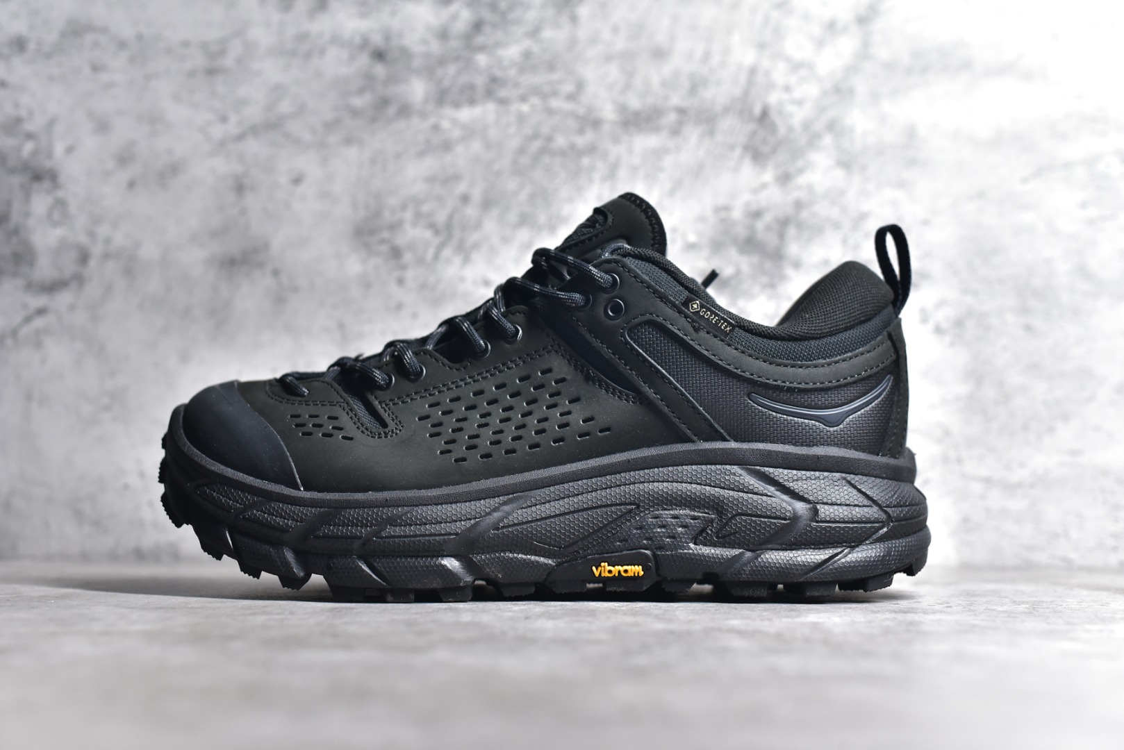 HOKA ONE ONE Tor Uitra Low 托亚潮流户外越野登山功能鞋 鞋款利用机能、户外、复古元素将都市型格与户外机能无缝结合 既能自由穿梭于城市的钢筋水泥之间 也能轻松演绎山系潮流搭配 全粒面皮革结合模压鞋口 提升持久耐穿度 直至鞋头的鞋带设计 舒适灵活的调节 搭配鞋头处HOKA ONE ONE飞翼纹饰 营造了个性十足的张扬气场 Tor Ultra 配备 Vibram® 鞋底与 EVA 和RMAT® 中底 给穿著者最佳的抓地力及舒适性 另外中底的金属摇杆可稳定脚部行程 当走过崎岖山路时依然让脚部得到平稳的感觉 而整对鞋以皮革和耐用尼龙布材打造 与坚固的鞋底相结合，可以牢固地支撑脚部和脚踝 另外外层搭载的Event技术 保持鞋履防水以及鞋内透气作用 
尺码：36 36.5 37.5 38 38.5 39 40 40.5 41 42 42.5 43 44 45 46