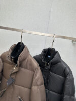 PRADA 2025 new down jacket, original version customized development hardware accessories, all details are fully handled in place! The upper body effect of the design is amazing! Versatile, fashionable and handsome! The original memory silk fabric at the counter has a stylish texture, providing warmth and rejecting bloating! The upper body is amazing. Size: M-3XL - Image 6