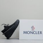 Moncler男士 Monte Runner 防水针织运动鞋
  该系列运动鞋延续了品牌的山地基因，透气防水，耐磨实穿，设计橡胶复合鞋底 适用于任何地形，具有耐久性和出色抓地力，增强缓冲和回弹力 搭配TPU尾翼，
  无论是都市漫游还是各类山地户外运动，都能轻松驾驭，潮酷个性叉充满科技感的外观，喜Gorpcore户外机能风的千万不能错过户外跑步都市漫步设计
Size:38-45