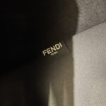 黑色
FÉŃĎI TOTE 托特包“阳光手提袋”
简单字母LOGO设计，琥珀色双手柄是整个包包最大焦点，单拧着就很有气场，也不勒手，整体复古感超强，非常适合喜欢复古风的时髦精，硬货力推💥 
2801
尺寸40x35x21cm#16060 - Image 6