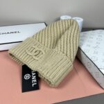 💰Chanel官网品质香奈儿秋冬网红时尚博主推荐款针织帽，藏着不动声色的高级感，每一处线条都透着利落大方，简约而不简单，大方且不失格调，处处细节都彰显着高端品味，时尚感在克制中愈发耐人寻味。 - Image 5