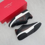 Ferragamo菲拉格慕 男新款休闲运动鞋 运动时尚魅力 经典搭配色 打造迷人个性化印花设计 高雅风格与休闲气韵交相辉映，张扬都市时髦风范。丰富色彩交织摩登韵味，简洁线条勾勒廓形包身，演绎休闲美学经典
-鞋面·🔝纳帕牛皮·品牌帆布·车缝品牌图腾
-内里·帆布，垫脚：顶级牛皮
-原版·TPR·橡胶发泡·双色成型大底
-Size 38-44 - Image 4