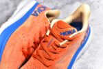纯原级别 HOKA ONE ONE Clifton 克里夫顿9代专业性能减震公路跑步鞋 轻盈透气的针织网面和纱线的使用让鞋面更挺拔 增强鞋面的强度和支撑性能 搭配柔软的鞋舌 让双脚在舒适包裹中跑的更加畅快 全新泡棉中底 柔软的同时增强回弹性能 为不同跑者提供更平稳流畅的脚感 带来全面的缓冲保护 根据人体工程学设计的延长拉襟 后跟处弹软的海绵填充舒适固定 避免掉跟和摩擦 相比上一代光滑的内衬 Clifton 9的内衬增强了摩擦力 避免双脚在鞋内滑动 SIZE：36 36.5 37.5 38 38.5 39 40 40.5 41 42 42.5 43 44 44.5 45 - Image 9