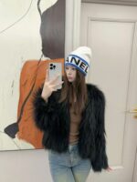 💰Chanel官网品质香奈儿秋冬网红时尚博主推荐款针织帽，藏着不动声色的高级感，每一处线条都透着利落大方，简约而不简单，大方且不失格调，处处细节都彰显着高端品味，时尚感在克制中愈发耐人寻味。 - Image 6