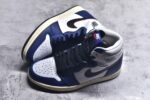 ▪🐼权威实拍💯#SI36860
新货🚀#Air Jordan AJ1 Retro High 高帮 皇家蓝白 DZ5485-100 外贸特供批次 终端控货优势输出 新配色不断更新开发 市场中端王者 全套原纸板楦头开发 确保原汁原味 完美呈现一代版型 一比一鞋头弧度高度鞋身弧度 此版本只针对中端市场 细节品控鞋型随意秒杀市面同价位 鞋型完美 不臃肿别扭 头层皮料加持 用料绝不含糊 进口玻璃冲刀皮料裁剪零毛边 电脑针车工艺 超高鞋面清洁度 最高QC检验标准 控制溢胶瑕疵 原盒原配 飞翼3D高频深度立体 工艺方面大到整体鞋型 漏斗收腰 底线拉帮 LOGO立体程度 小到针眼排布 载片对称 冲孔效果 鞋标规范 鞋垫背胶等等 无一不是口碑收割 每双都是一个回头客 SIZE：36 36.5 37.5 38 38.5 39 40 40.5 41 42 42.5 43 44 44.5 45 46 47.5 - Image 7
