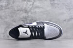 ▪🐼权威实拍💯#A
新货🚀#Jordan AJ1 Low 低帮 紫黑 HJ5910-105 全新流水线出品 DT版本唯一平替选择 市场第二梯队最强版 全部原鞋开发 原楦原纸板开发 全鞋电脑针车 原厂内置全掌气垫 原盒内在原标 唯一Zp原版鞋带绑法 免检产品 全新2022版型 全头层皮料 完美零毛边处理 原厂配置全掌气垫 价格定位良心 几十个配色陆续出货 实拍调校N版已经零色差零失真 百分百还原实物色彩所见即所得 不存在货不对板色差等低级问题 选购参考实物拍摄 不混卖不参货 只用心做好货严格选品 承诺混一赔十 SIZE：35.5-44 - Image 4