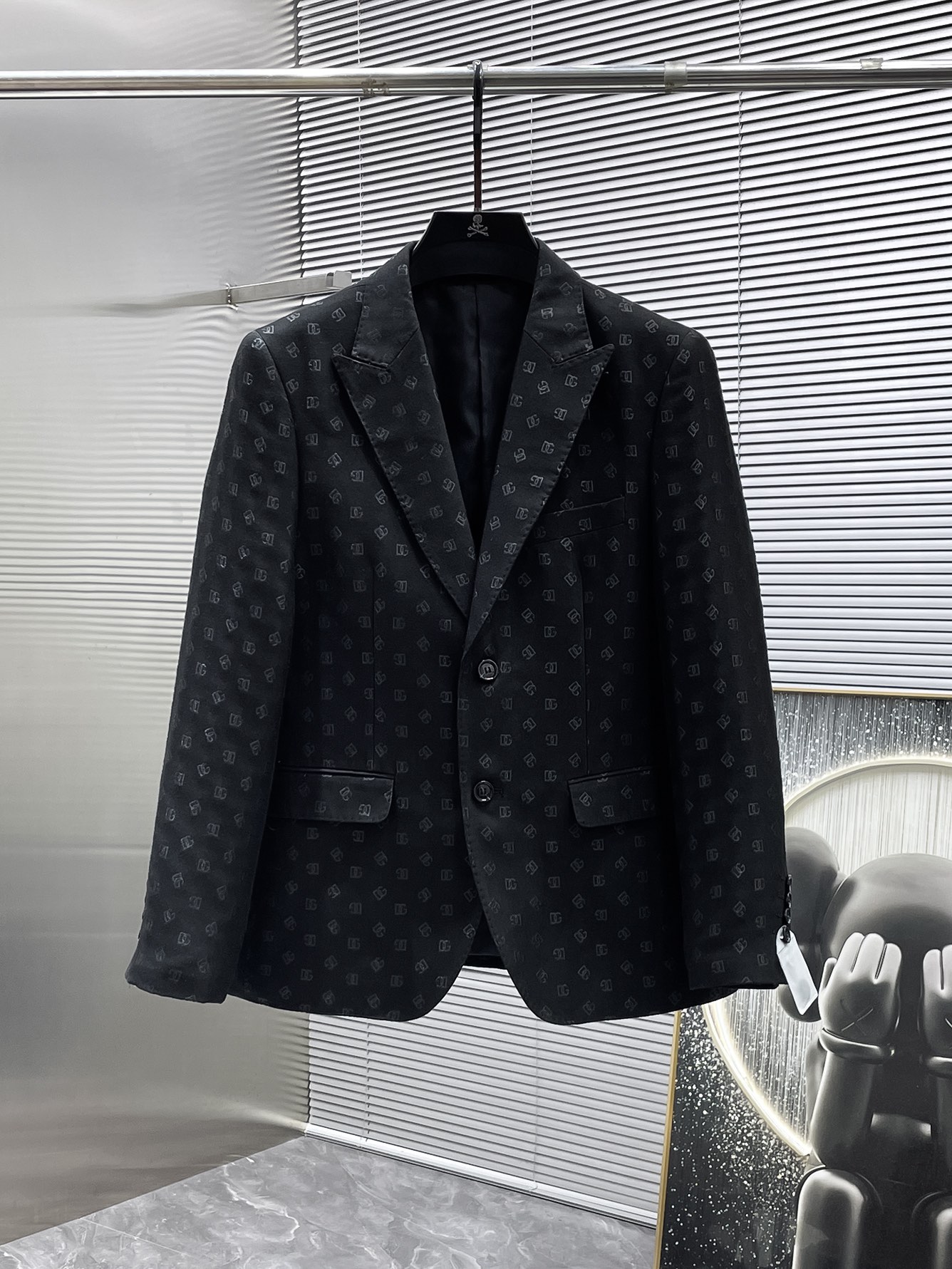 Dolce&Gabbana DG 2025 new suit, high-end version! Customized fabrics for counters have high breathability and comfort, impeccable details, and brand element design concepts, reflecting high quality. Delicate and soft to the touch! Presenting casual tailoring, the upper body design is superb! Size range: 48-58