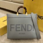 灰色
小号全新size shine tote 
FÉŃĎI TOTE 托特包“阳光手提袋”
简单字母LOGO设计，琥珀色双手柄是整个包包最大焦点，单拧着就很有气场，也不勒手，小号还配有一条宽肩带，整体复古感超强，非常适合喜欢复古风的时髦精，硬货力推💥 
2801
尺寸35x17x31cm#15940