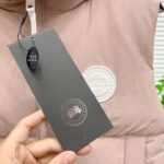 💰 加拿大鹅 Canada Goose 秋冬新款羽绒马甲 
搭配毛衣 卫衣 保暖同时毫无束缚感
采用国标95白鸭绒
轻薄飘逸 给你全方位的温暖！
上身颜值更有水准的洋气
让温暖和风度同行
中心线多重车线呈严整对称 谨守温馨守候 
胸前logo点缀着整件马甲！ 
独特之味道深入骨髓.减龄又十足保暖 既视感简单大气 男女同款 码数：XS-2XL - Image 5