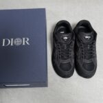 𝐂𝐇𝐑𝐈𝐒𝐓𝐈𝐀𝐍 𝐃𝐈𝐎𝐑 𝐁𝟯𝟬 迪奥火爆情侣休闲鞋【撞脸NB？现已是D奥B30】时代 顺应复古市场趋势的「Dad Shoes」风格鞋款！ 鞋舌上的Dior标志，也注明了这双鞋的型号为 B30！运用了质感细腻的皮革与网眼布面材 质拼接成鞋身，鞋身两侧贴有显眼的反光字母CD表明身份，鞋身多处线条勾勒细节，让鞋子整体看起来不那么单调。搭载奶油色EVA、橡胶混合大底，复古风十足 Size：女码35-39
男码39-44 - Image 3